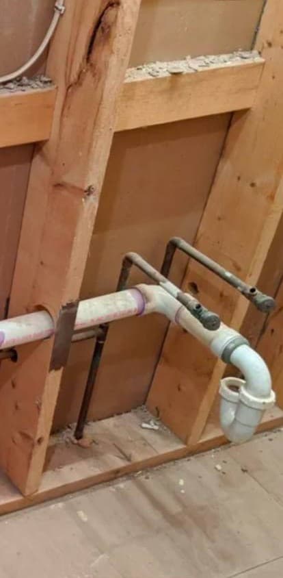 picture of plumbing work getting done on a new home